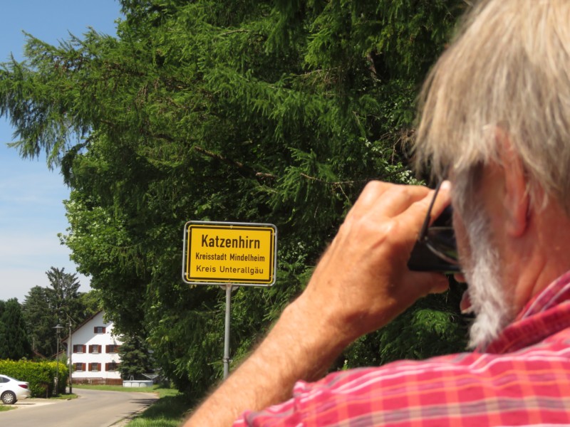 ich fotografiere das Ortsschild Katzenhirn