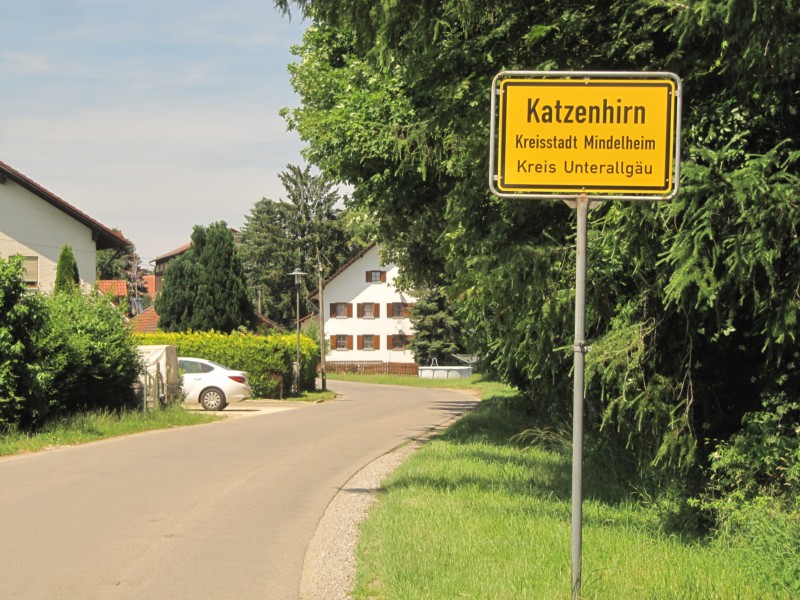 Das Ortsschild Katzenhirn